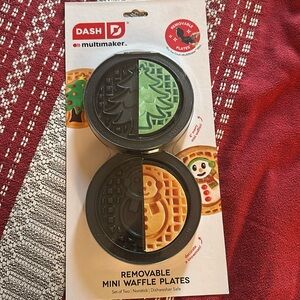 Dash 2pc Removable Plate:Snowman & Tree: Multicolor Nonstick Waffle Maker
Plates